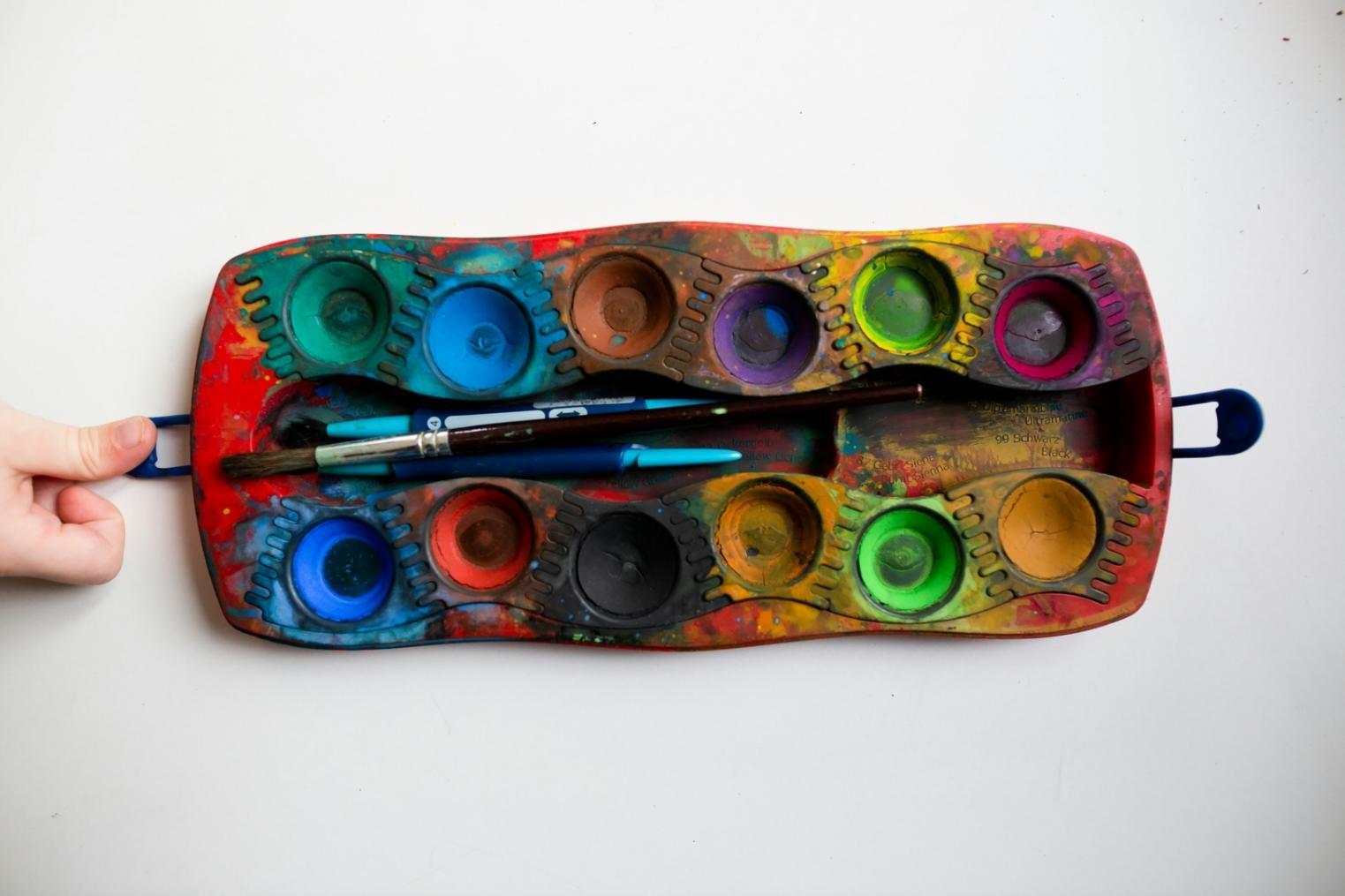 Artiste travaillant sur des planches de BD avec techniques mixtes traditionnelles et digitales